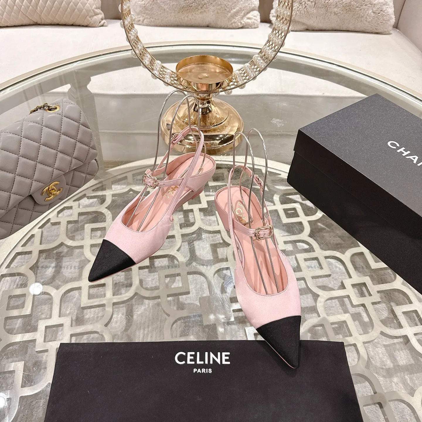 👟👟Ex-factory price 540👟👟 Chanel Xiaoxiang 25ss early spring new product silk satin sandals series French style, so beautiful that it is so beautiful! This is what an elegant and romantic fairy should be like! The minimalist color scheme and silk satin are deeply rooted in people's hearts. It goes well with skirts or casual wear! Fabric: Made of original customized silk Lining: Sheepskin Outsole: Genuine leather outsole imported from Italy Heel height: 4.5cm Size: 35-39 (40.41.42 customization is non-refundable)